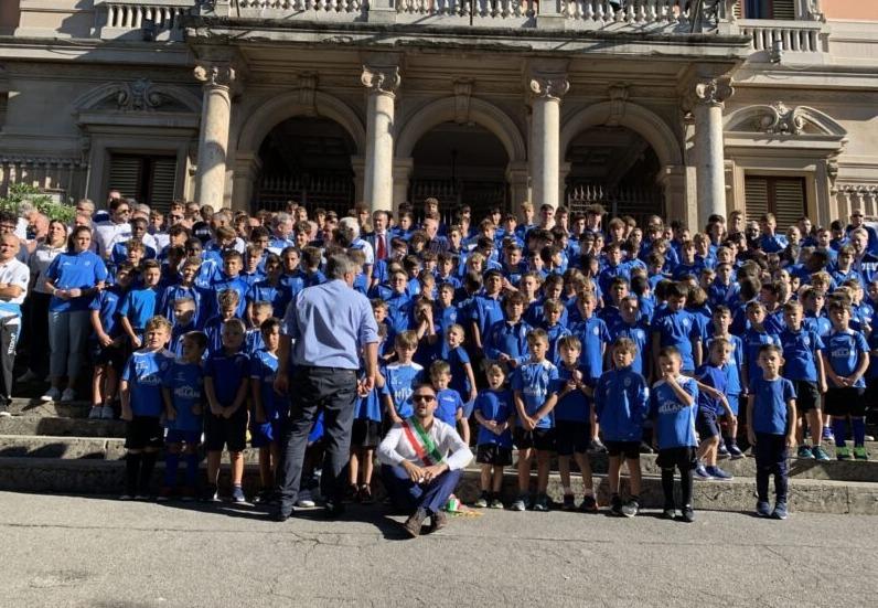 I ragazzi di tutte le squadre del MontecatiniMurialdo assieme al sindaco Luca Baroncini davanti al municipio