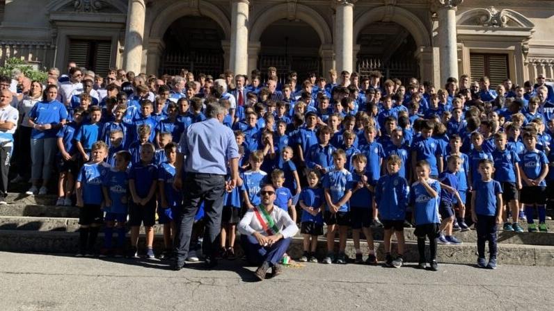 I ragazzi di tutte le squadre del MontecatiniMurialdo assieme al sindaco Luca Baroncini davanti al municipio