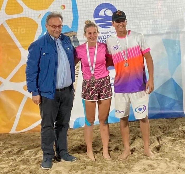 La premiazione del grossetano Niccolò Gasparri e di Greta Giusti al Mondiale di beach tennis che si è svolto a Terracina