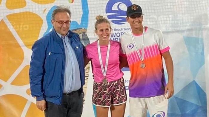 La premiazione del grossetano Niccolò Gasparri e di Greta Giusti al Mondiale di beach tennis che si è svolto a Terracina