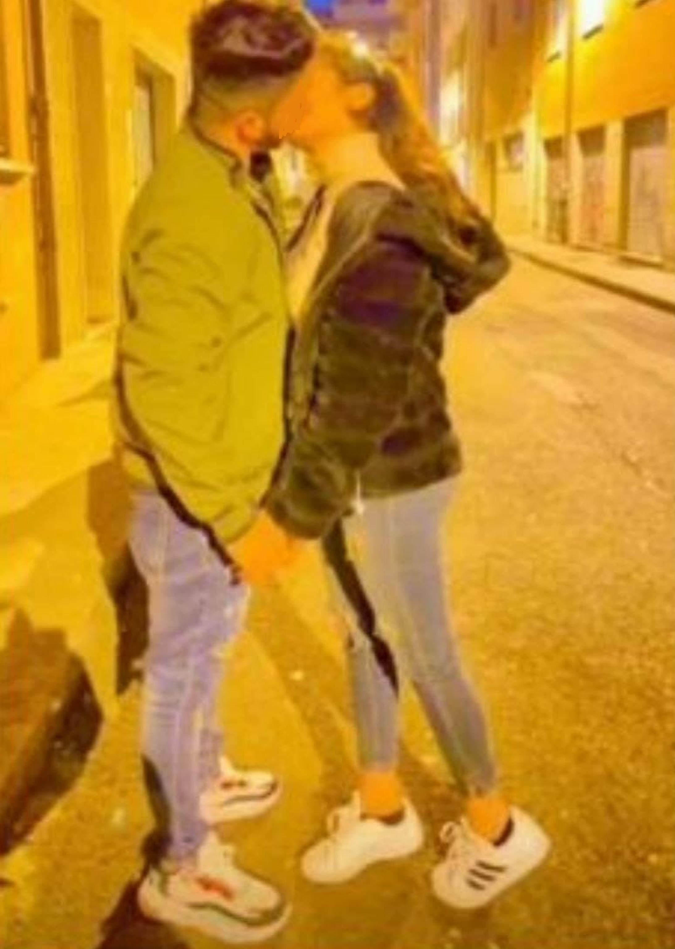 Quel bacio su Tik Tok che il fratello ha mostrato ai genitori e ai parenti