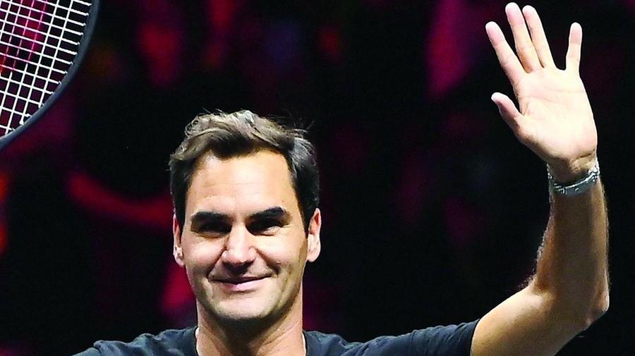 
	Roger Federer, 41 anni, nato in Svizzera a Basilea, saluta il pubblico della O2 Arena di Londra dove ieri ha chiuso una carriera strepitosa

