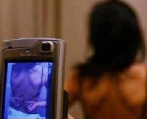 Le foto inviate dall’indagato all’allora compagno della ex avevano un contenuto sessualmente esplicito