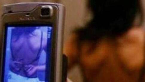 Le foto inviate dall’indagato all’allora compagno della ex avevano un contenuto sessualmente esplicito