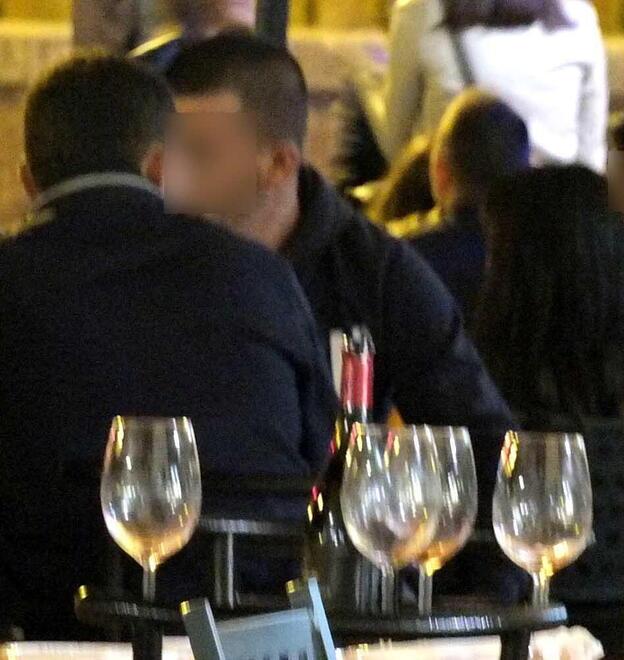Nella foto (d’archivio) clienti in un locale del centro di Pisa sempre molto affollato di giovani