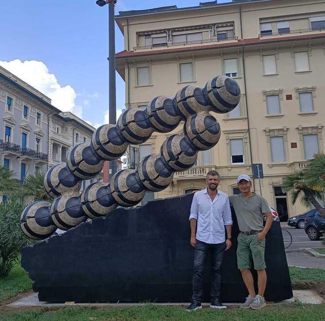 Federico Contini con Park Eun Sun sotto una delle due sculture dell’artista coreano