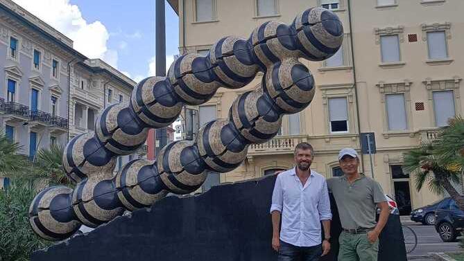 Federico Contini con Park Eun Sun sotto una delle due sculture dell’artista coreano