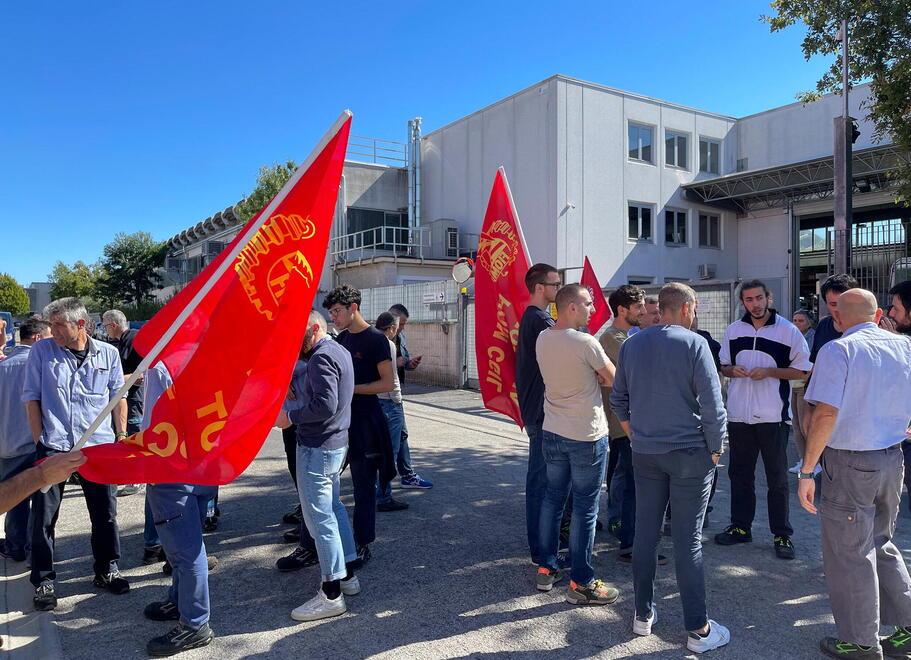 Un momento della protesta dei lavoratori (foto Innocenti/Nucci)