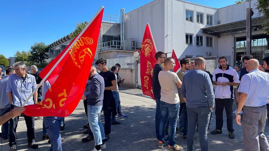 Un momento della protesta dei lavoratori (foto Innocenti/Nucci)