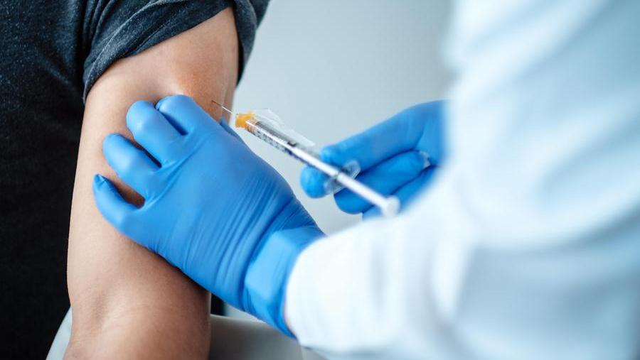 Olbia, medico no vax sospeso due volte: condannato l’Ordine dei medici
