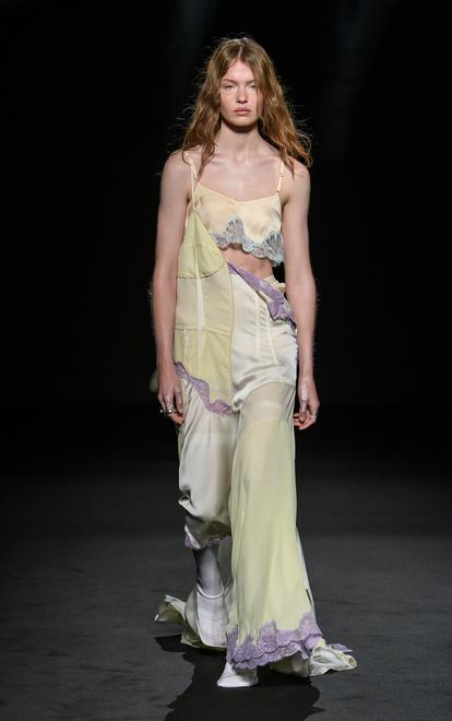Sportmax, donne psichedeliche  con lo strascico giorno e notte 