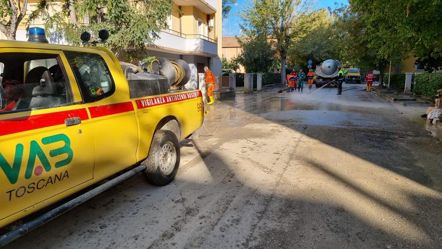 Alluvione Marche, forza blocco stradale e investe un volontario di Grosseto