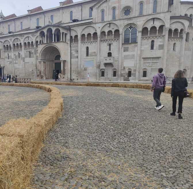 Modena. Piazza Grande diventa un circuito Il film su Ferrari sbarca nel cuore di Modena 