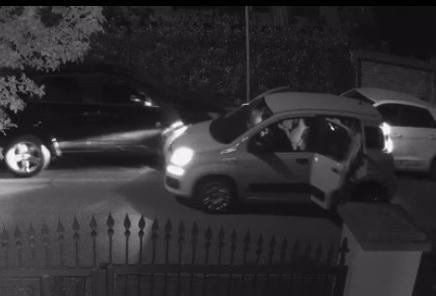 Modena, via Guicciardini: la rapina alle tre ragazze vista dalle telecamere 