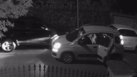 Modena, via Guicciardini: la rapina alle tre ragazze vista dalle telecamere 