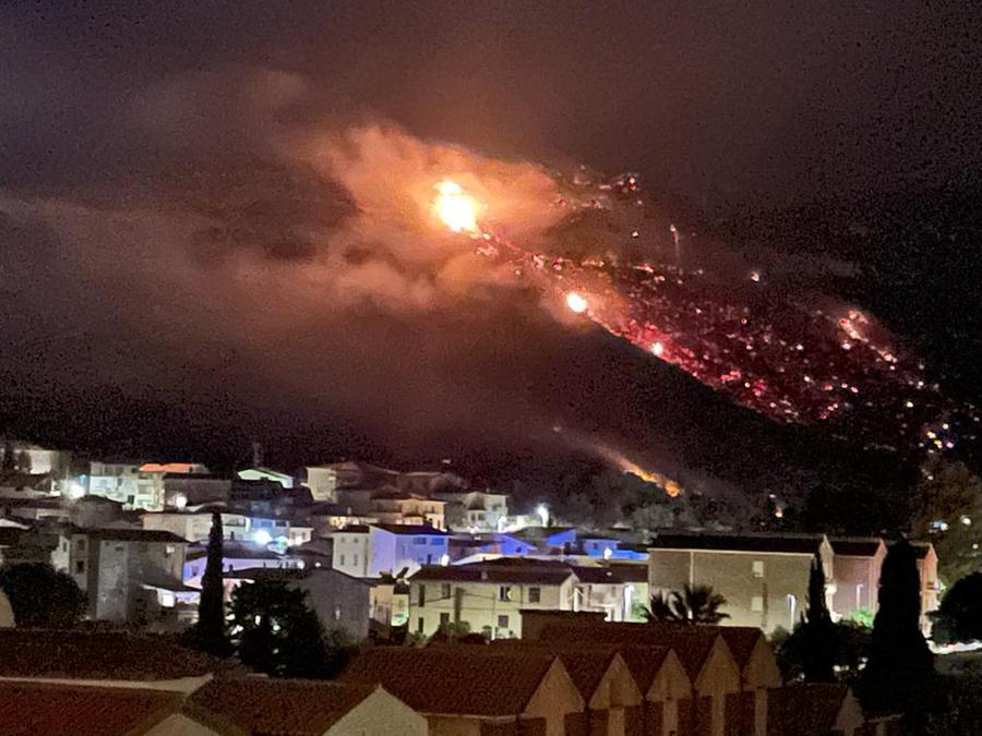 
	L'incendio che si &egrave; sviluppato in serata sul versante di Bosa <em>(foto Alessandro Farina)</em>

