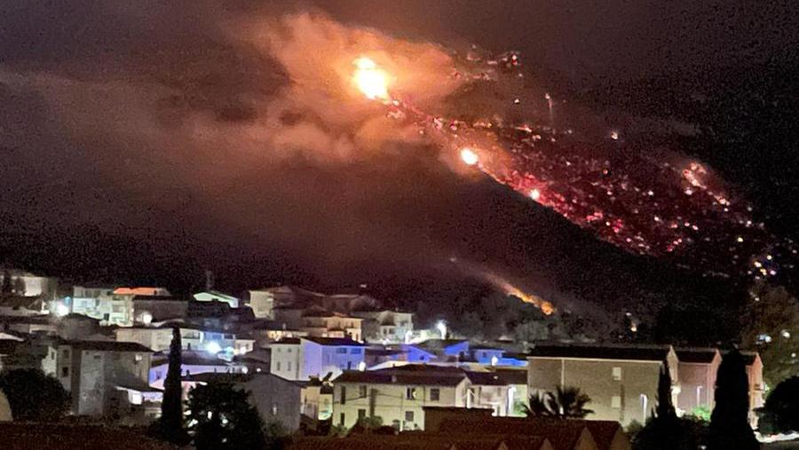 
	L&#39;incendio che si &egrave; sviluppato in serata sul versante di Bosa <em>(foto Alessandro Farina)</em>

