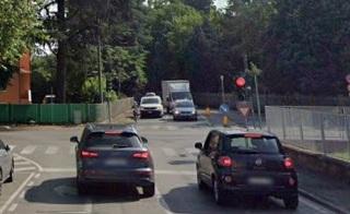 Cento, ennesimo black out e l’incrocio è un pericolo 