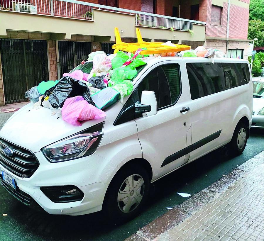 
	La vettura sotto la quale hanno&nbsp;nascosto&nbsp;la targa &egrave; stata ricoperta poi di rifiuti

