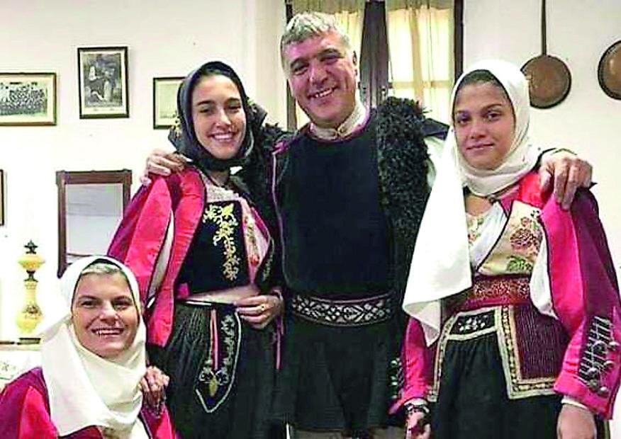 
	I priori Monica Lai e Salvatore Siotto con le due figlie

