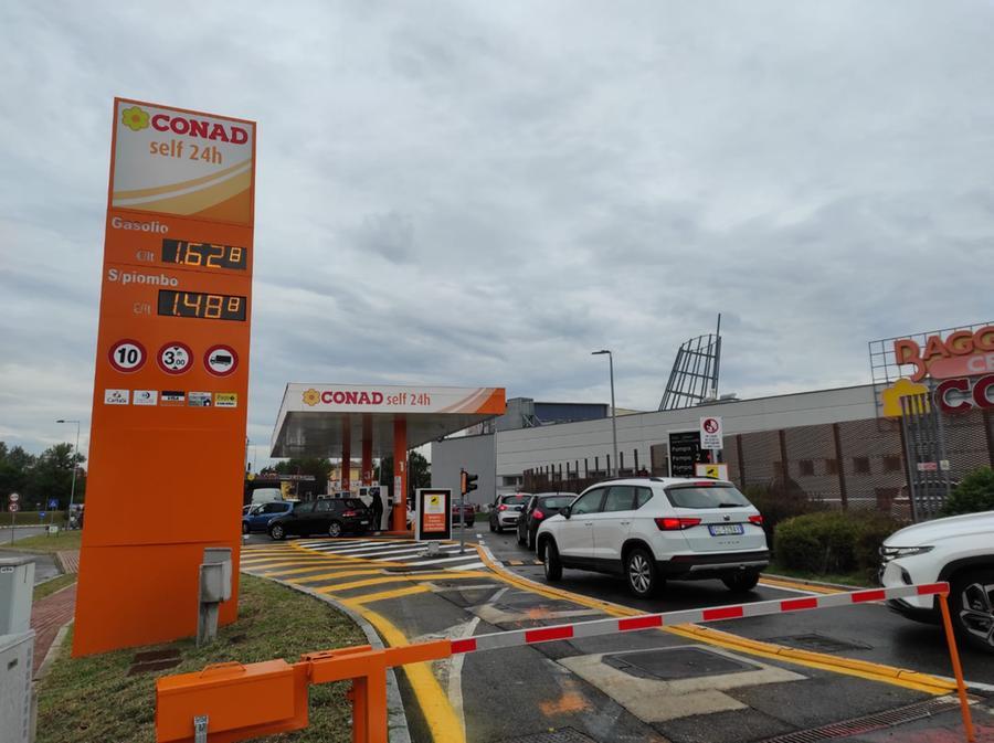 Benzina: a Modena prezzi sotto 1,5 euro. Ma il gasolio resta carissimo