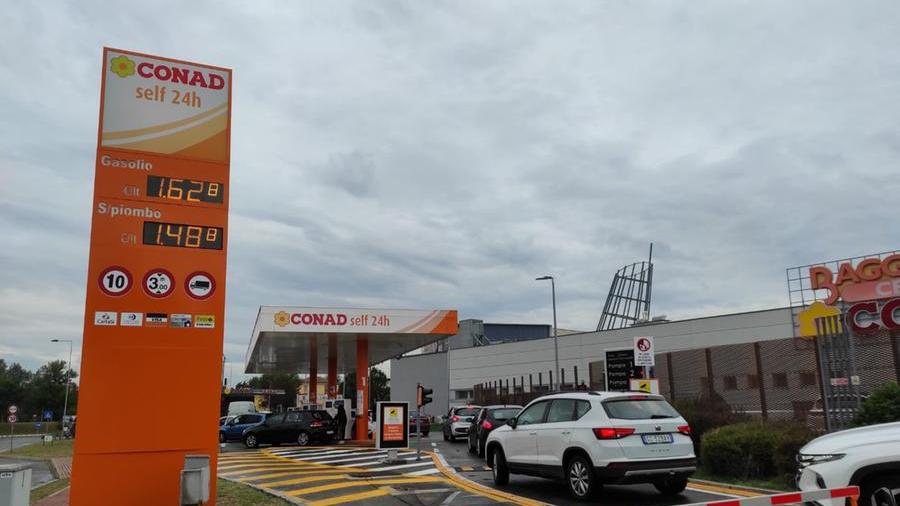 Benzina: a Modena prezzi sotto 1,5 euro. Ma il gasolio resta carissimo