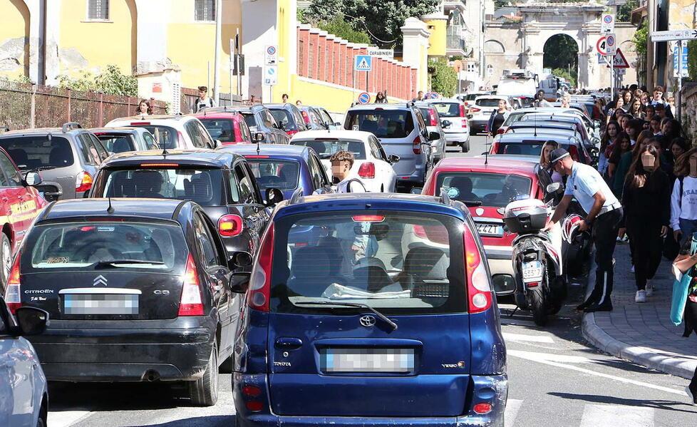 Traffico, ipotesi uscite scaglionate a scuola: le difficoltà e i dubbi delle presidi 
