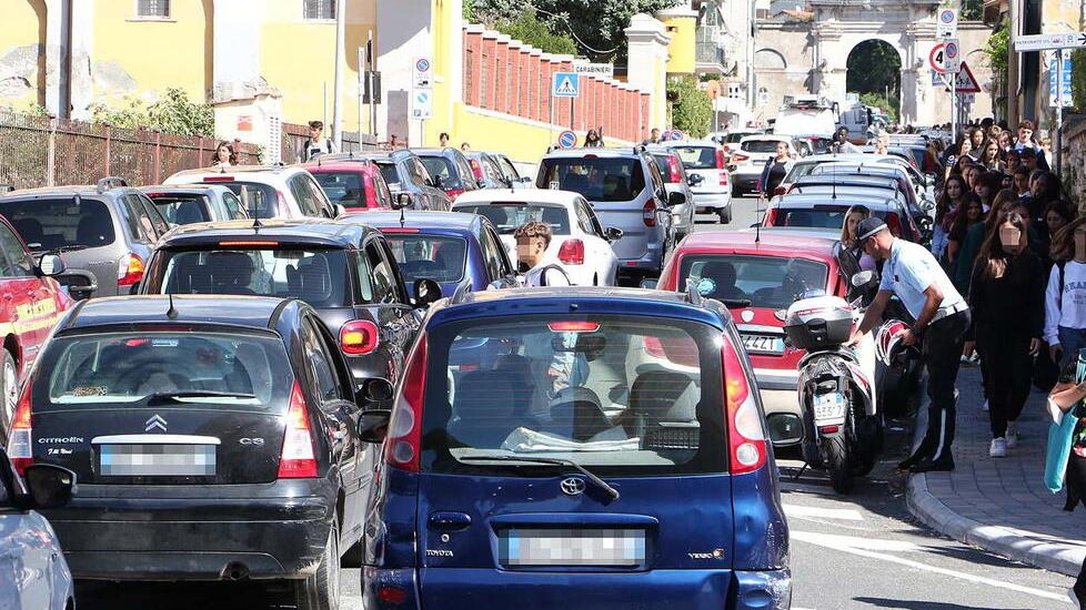Traffico, ipotesi uscite scaglionate a scuola: le difficoltà e i dubbi delle presidi
