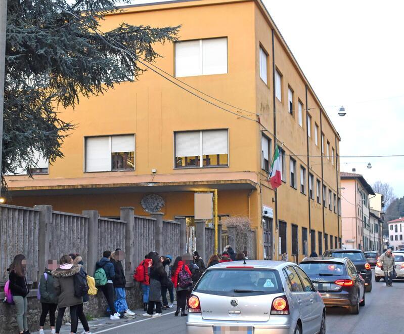 Pistoia, a scuola solo cinque giorni. Ma i ragazzi restano a piedi 