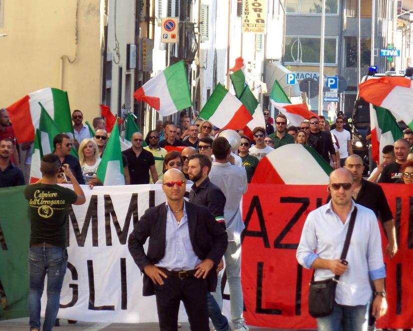 Un centinaio in corteo contro l’arrivo dei profughi 