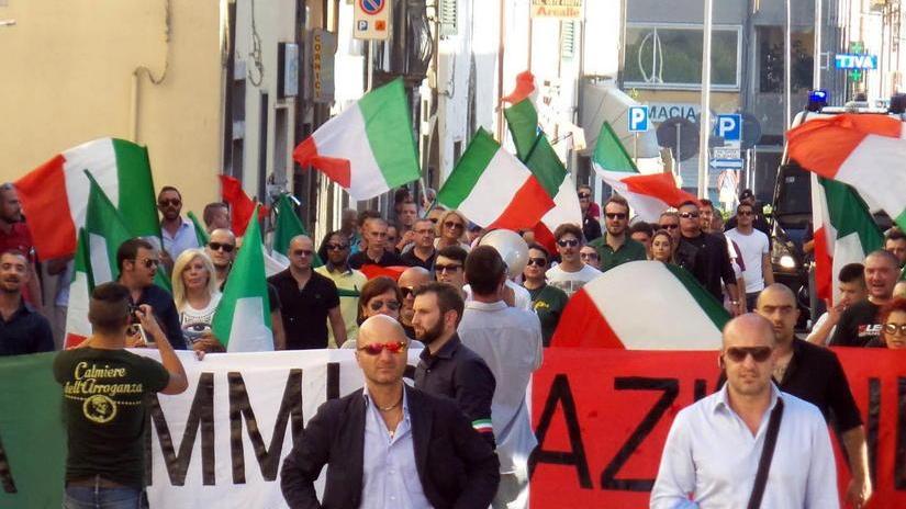 Un centinaio in corteo contro l’arrivo dei profughi