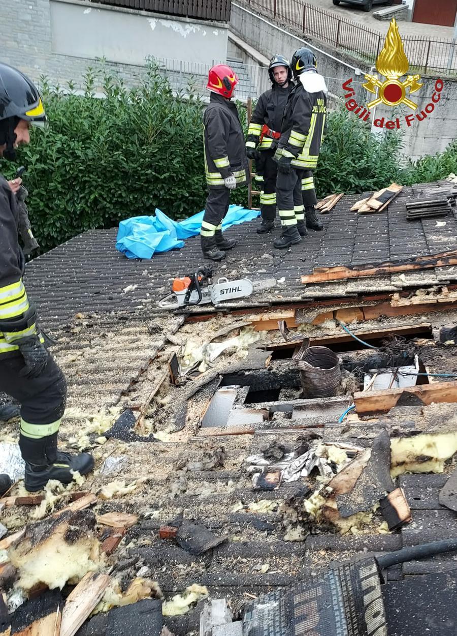 Accendono il camino per il freddo e prende fuoco il tetto dello chalet