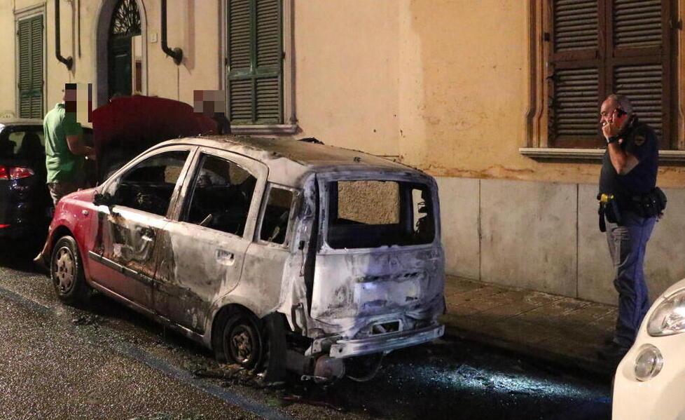 Spengono l’auto in fiamme, “ecco come abbiamo fatto”