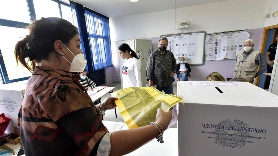 
	Operazioni di voto a Piombino (foto di Paolo Barlettani)

