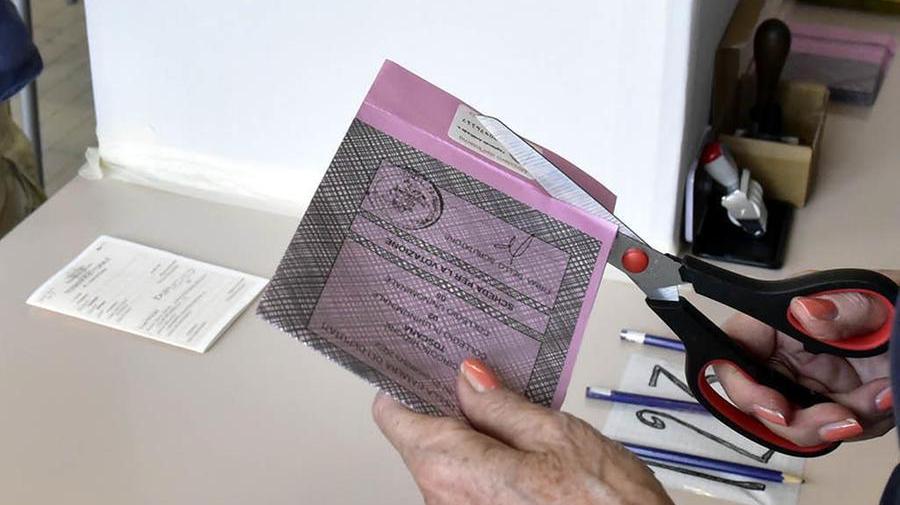 Elezioni, seconda volta del tagliando antifrode: sorpresa e code ai seggi
