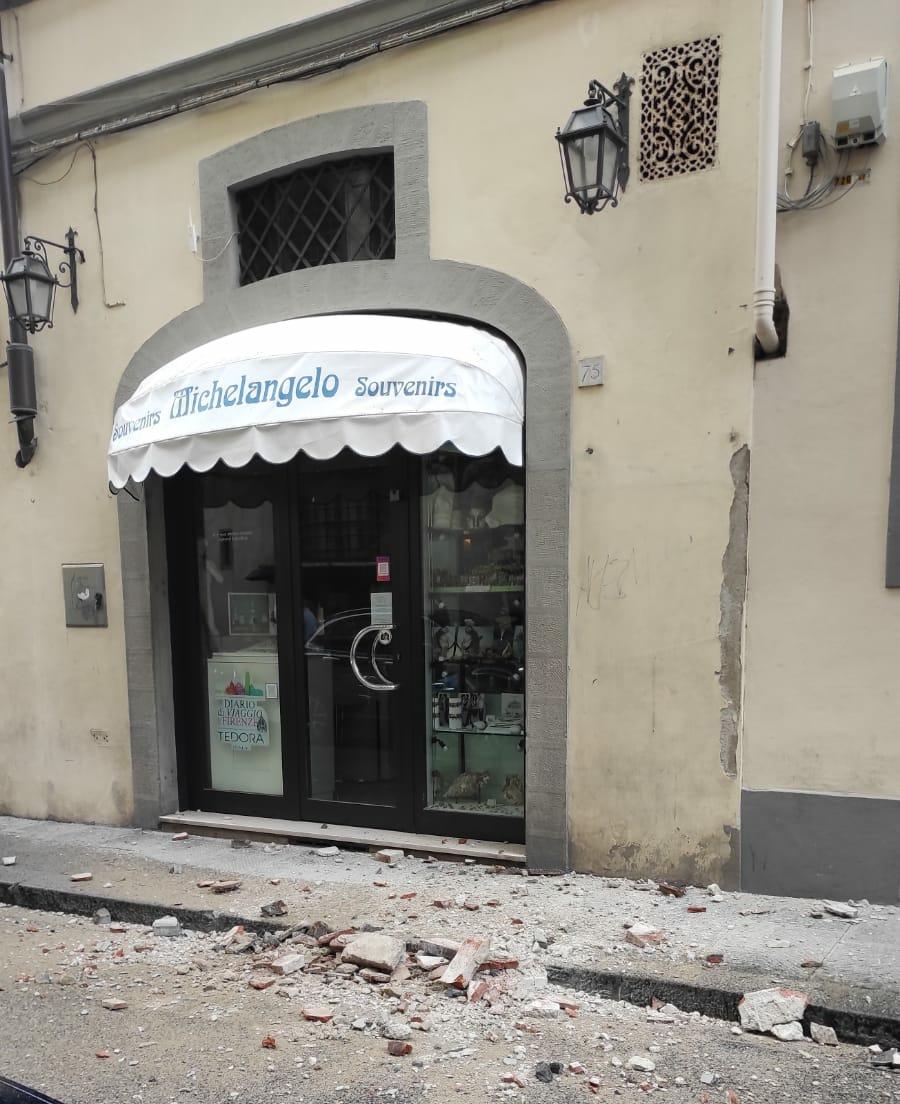 Si stacca una porzione di cornicione da un palazzo in via Ricasoli, danneggiata un’auto