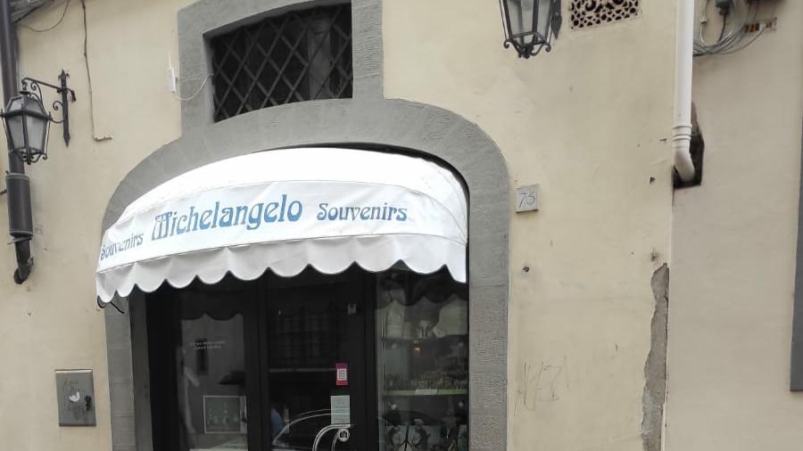Si stacca una porzione di cornicione da un palazzo in via Ricasoli, danneggiata un’auto