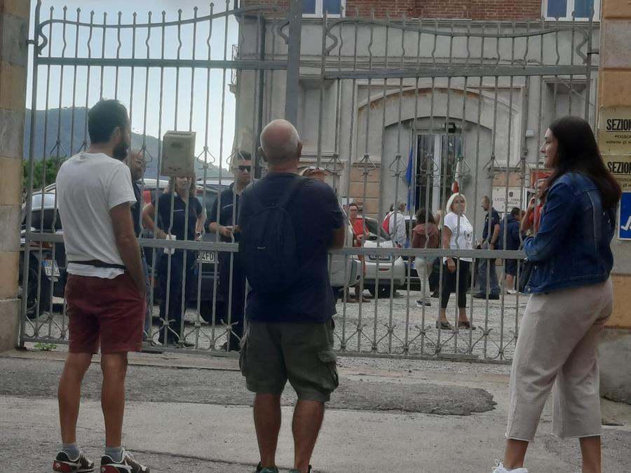 Il pavimento della scuola si solleva: voto sospeso per un'ora e mezzo a Portoferraio