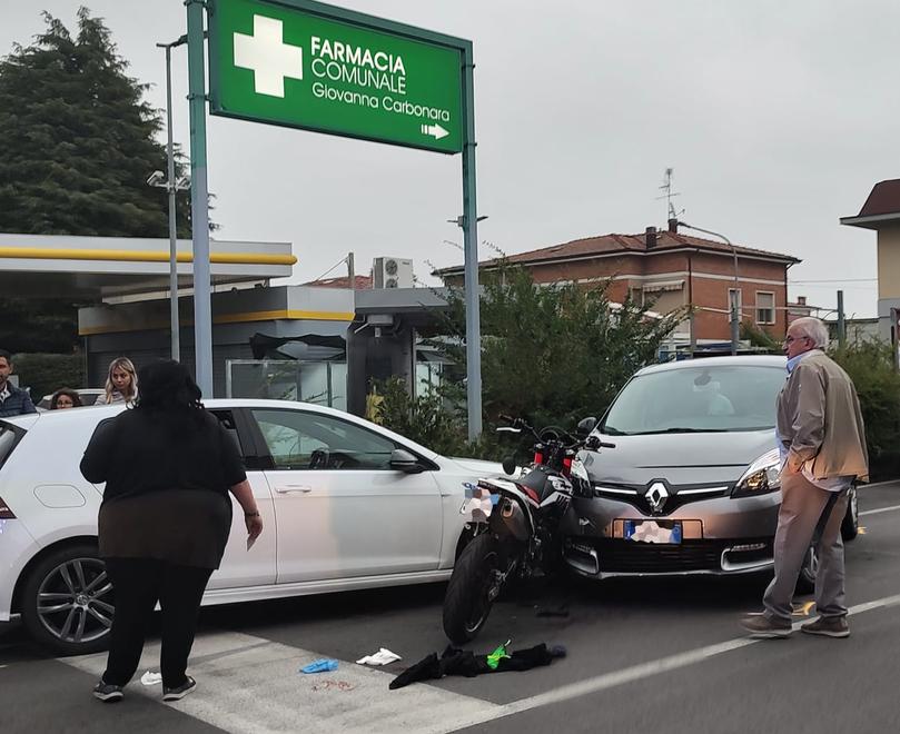 Vignola. Moto finisce schiacciata tra due auto Paura per un giovane finito in ospedale 