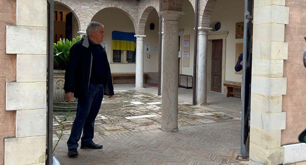 Modena San Benedetto, i fedeli mettono i lucchetti Ma il vicario riapre la chiesa col flessibile 