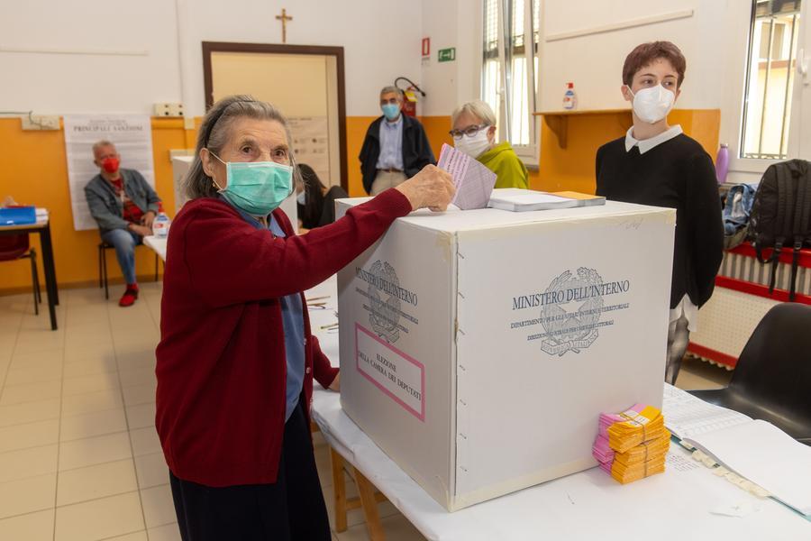 Fresca centenaria, nonna Carla al seggio a Coccanile