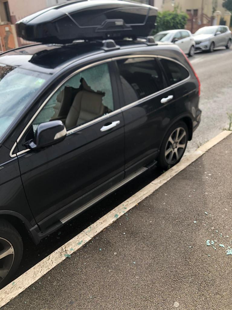 Cinque auto con i vetri frantumati