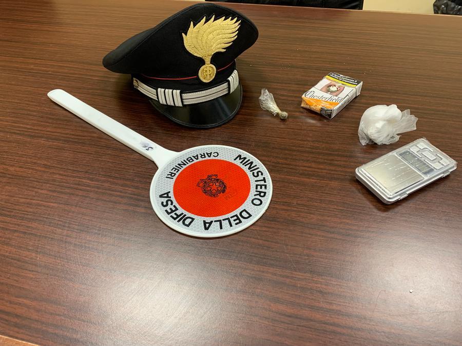 Nasconde cocaina e hashish nell’armadio mentre è agli arresti domiciliari