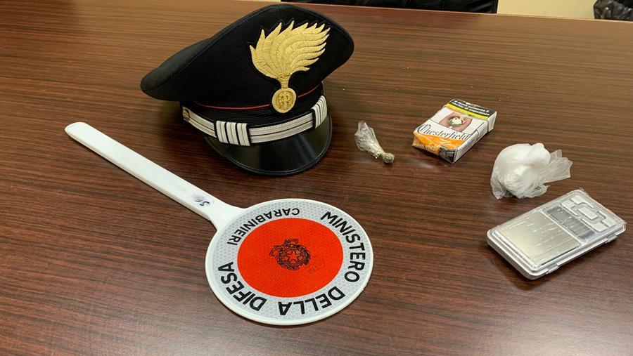 Nasconde cocaina e hashish nell’armadio mentre è agli arresti domiciliari