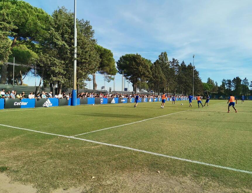 Un momento della partitella con la Primavera che è stata disputata a San Piero aperta al pubblico
