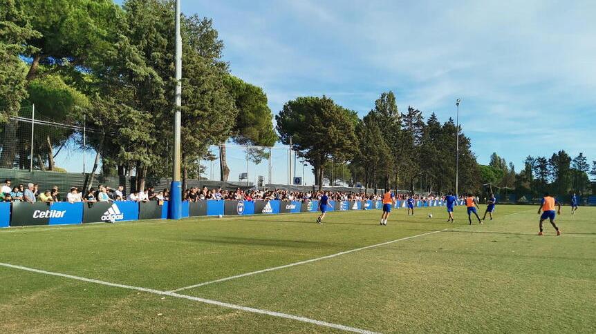 Un momento della partitella con la Primavera che è stata disputata a San Piero aperta al pubblico