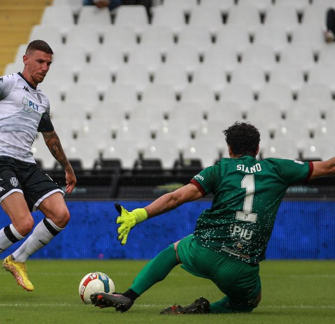 Il portiere del Pontedera Alessandro Siano in un intervento di fronte a un attaccante del Cesena nell’ultimo turno di campionato (foto dal sito del Cesena Fc): tra i segreti delle rimonte c’è anche l’ottimo rendimento dell’estremo difensore della squadra di Capuano