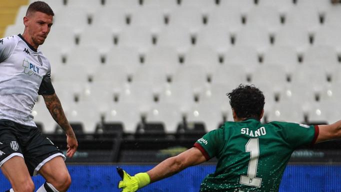 Il portiere del Pontedera Alessandro Siano in un intervento di fronte a un attaccante del Cesena nell’ultimo turno di campionato (foto dal sito del Cesena Fc): tra i segreti delle rimonte c’è anche l’ottimo rendimento dell’estremo difensore della squadra di Capuano