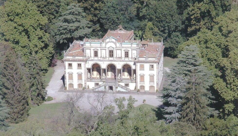 Una spettacolare veduta dall’alto di villa Mansi a Segromigno