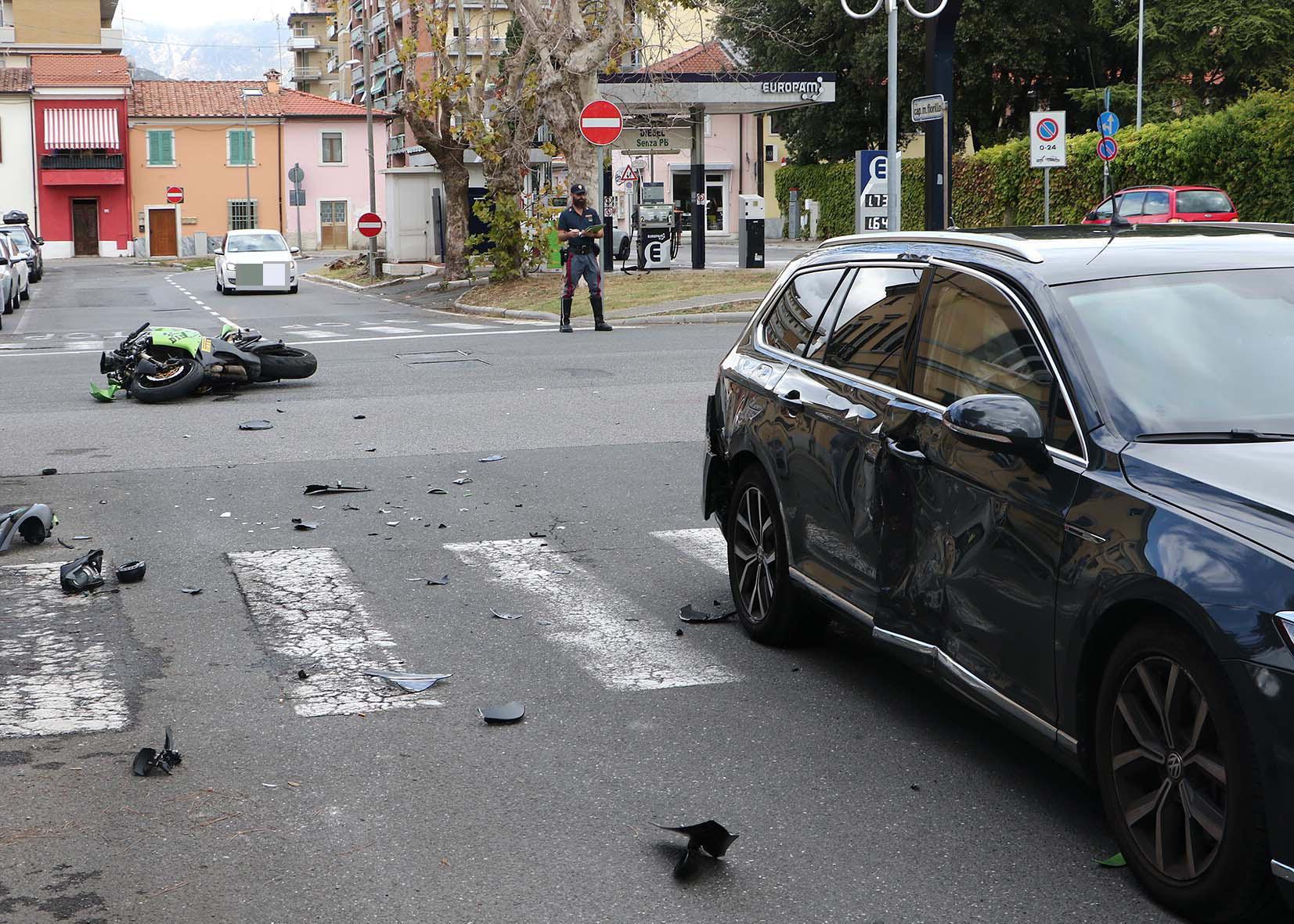 Carrara, terribile schianto in moto: grave un trentenne 